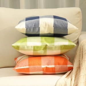 Karomuster Kissenbezüge in Marineblau, Grün und Orange auf weißem Sofa im Set