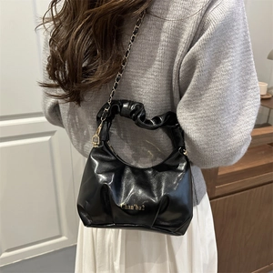 Sac à main plissé noir tendance avec bandoulière chaîne et poignée souple femme