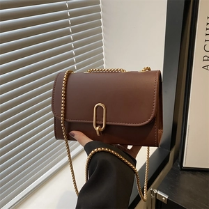 Sac bandoulière en similicuir marron avec boucle dorée et bandoulière chaîne
