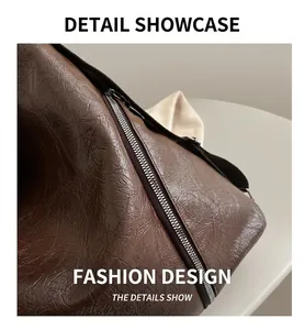 Gros plan d'un sac cabas en cuir marron foncé avec détail de fermeture éclair argentée