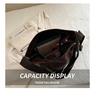 Vue détaillée de l'intérieur d'un grand sac cabas vintage marron foncé à grande capacité