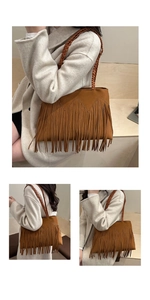 Dettaglio borsa tote in camoscio marrone con lunghe frange e spallacci intrecciati