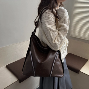 Grande borsa hobo marrone scuro minimalista con cerniere laterali e texture in pelle