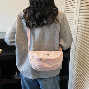 Sac bandoulière minimaliste en nylon rose avec bandoulière réglable pour femmes