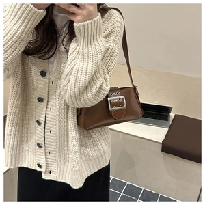 Sac sous le bras en cuir marron avec une grande boucle en métal argenté et style décontracté