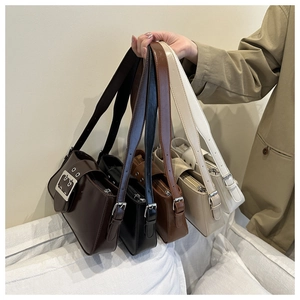 Comparaison de quatre couleurs de sacs sous les bras avec boucles argentées
