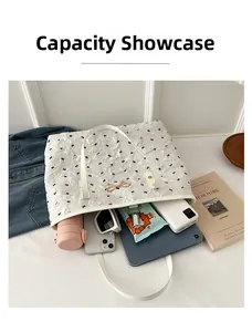 Intérieur spacieux du sac cabas plissé blanc montrant les essentiels et tablette