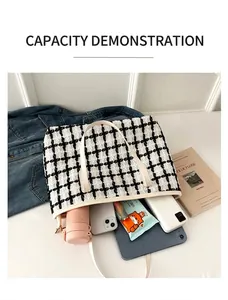 Detalle interior del bolso tote de tweed mostrando espacio para tableta y smartphone