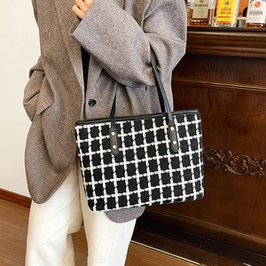 Bolso tote clásico de tweed a cuadros blancos y negros con correas de cuero elegantes