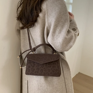 Sac à main marron motif léopard en daim avec bandoulière et manteau en laine