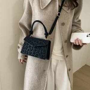 Sac bandoulière minimaliste noir à motif léopard avec poignée nouée et détails dorés