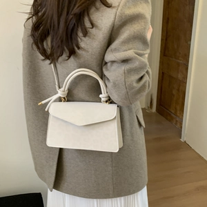 Sac bandoulière blanc minimaliste avec texture léopard et poignée nouée pour femme