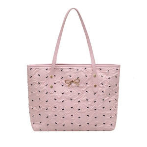 Sac fourre-tout matelassé rose avec motifs de nœuds noirs et boucle dorée chic