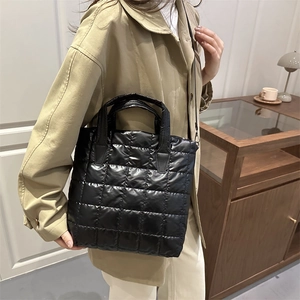 Sac fourre-tout en nylon noir matelassé avec poignées rembourrées et bandoulière amovible
