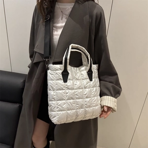 Sac fourre-tout matelassé argenté métallisé avec bandoulières noires pour femmes