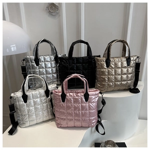 Sacs cabas rembourrés matelassés en plusieurs couleurs avec finition brillante