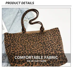 Gros plan détaillé sur le motif léopard et la texture tissée du sac fourre-tout