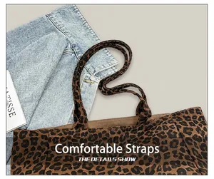 Détail du cabas léopard avec anses renforcées en toile et texture élégante et chic