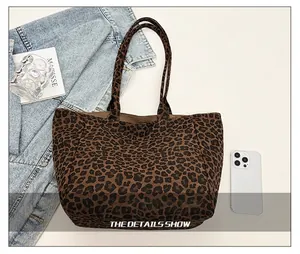 Détail du grand sac cabas léopard avec un smartphone pour référence de taille réelle