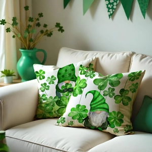 Housses de coussin Saint-Patrick avec gnomes verts et trèfles sur un canapé blanc