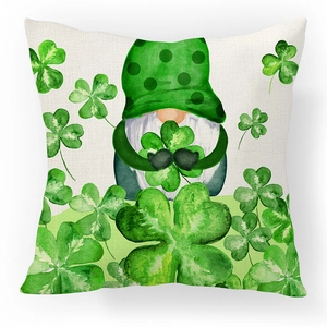 Housse de coussin Saint-Patrick avec gnome et trèfles verts sur fond blanc épuré