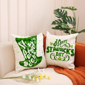St. Patrick's Day Leinenkissenbezüge mit grünem Kleeblatt und Hutdruck auf Sofa