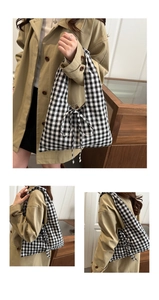 Collage de tote bag à carreaux noirs et blancs avec un détail de nœud papillon décoratif