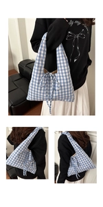 Détail du sac cabas en toile vichy bleu et blanc avec un nœud décoratif élégant