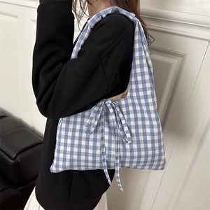 Sac fourre-tout à carreaux bleu et blanc avec nœud latéral pour un porté épaule décontracté