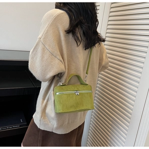 Détail du mini sac boîte en daim vert avocat avec double fermeture éclair en cœur