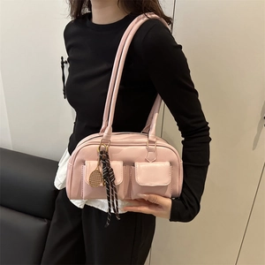 Sac à épaule vintage rose avec doubles poches avant et pendentif de raquette de tennis