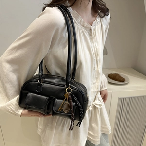 Sac à épaule rétro en cuir noir avec doubles poches et pendentifs décoratifs chic