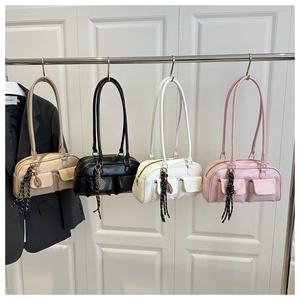 Dettaglio delle borse Boston vintage in quattro colori con tasche e nappine a strisce