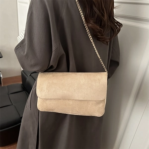 Elegante borsa a tracolla in camoscio beige con catena dorata, borsa a spalla minimalista