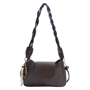 Braune Leder-Schultertasche mit geflochtenem Riemen und dekorativem Perlenanhänger im Retro-Stil