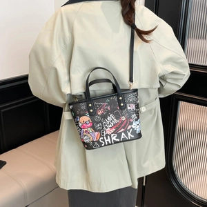 Sac fourre-tout graffiti chic avec motif ours et bandoulière porté par le mannequin