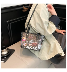Détail du sac cabas en cuir PU noir avec graffiti d'ours colorés et bandoulière