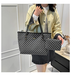 Dettaglio del set borsa tote a motivi bianchi e neri con pochette interna abbinata