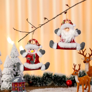 Décorations de Noël en peluche avec Père Noël et bonhomme de neige sur un sapin
