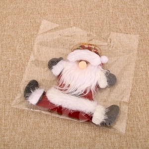 Détail du père Noël en tissu avec bonnet à carreaux et cordon de suspension doré