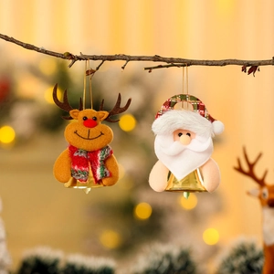 Décorations de Noël en peluche renne et Père Noël avec cloches sur branches sapin
