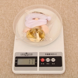 Pendentif Père Noël avec cloche en métal pesé sur une balance électronique précise