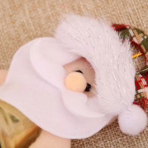 Détail du Père Noël suspendu fait main avec barbe blanche, feutre doux et cloche dorée