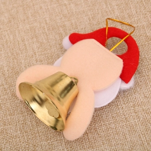 Détail de clochette de Noël avec figurine en feutre et cordon doré sur fond de toile