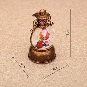 Detalle de una linterna de Navidad de 15 cm con Papá Noel y un acabado en bronce antiguo
