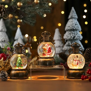 Tres faroles de Navidad vintage con escenas de bolas de nieve y luz LED cálida decor