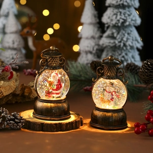 Detalle de farolillos navideños vintage con escenas de Papá Noel y muñeco de nieve LED