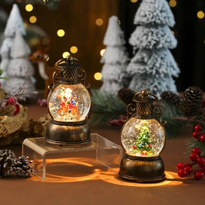 Detalle de farolillos de Navidad LED con motivos de Papá Noel y árbol en acabado bronce