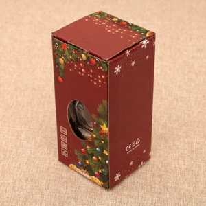 Detalle de caja de regalo de Navidad roja con dibujo de árbol e iconos de función LED