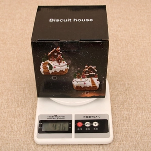 Maison de biscuits de Noël musicale à LED dans son emballage, poids total de 436g